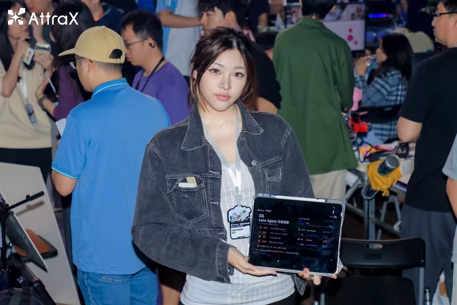 张瑞馨在 Attrax Hackathon 现场展示 Lens Agent